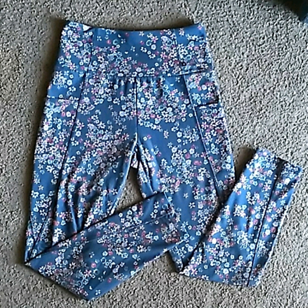 High waisted active leggings with large pockets